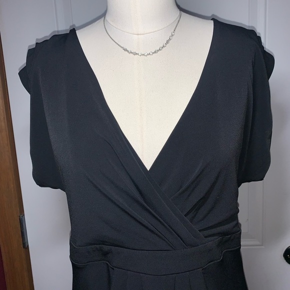 Essentials by ABS Black Dress Midi V neck Short Sleeves Size 10 - Picture 4 of 9